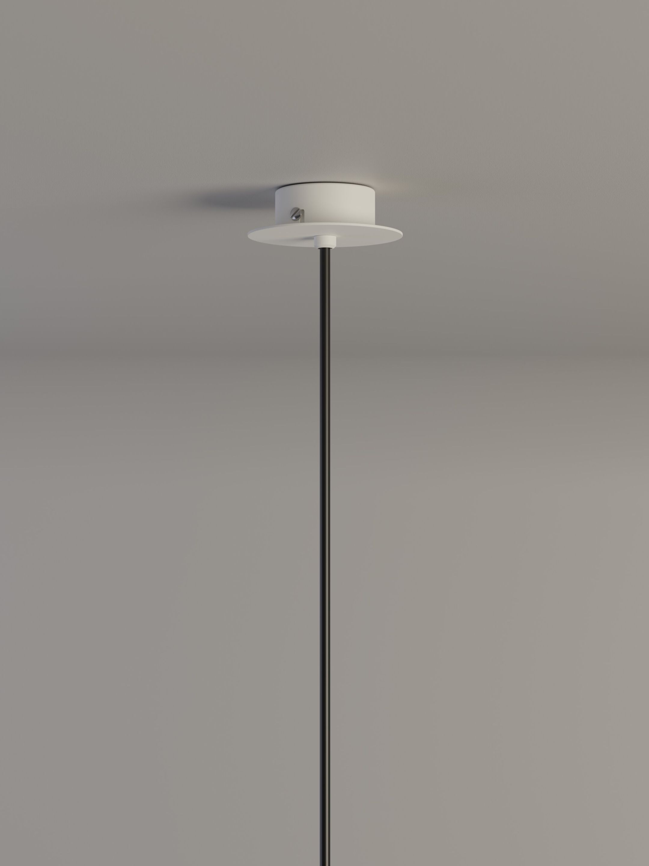 Sísísí Pendelleuchte von Santa & Cole, beige, mit schwarzem Kabel und weißer Deckenbefestigung.