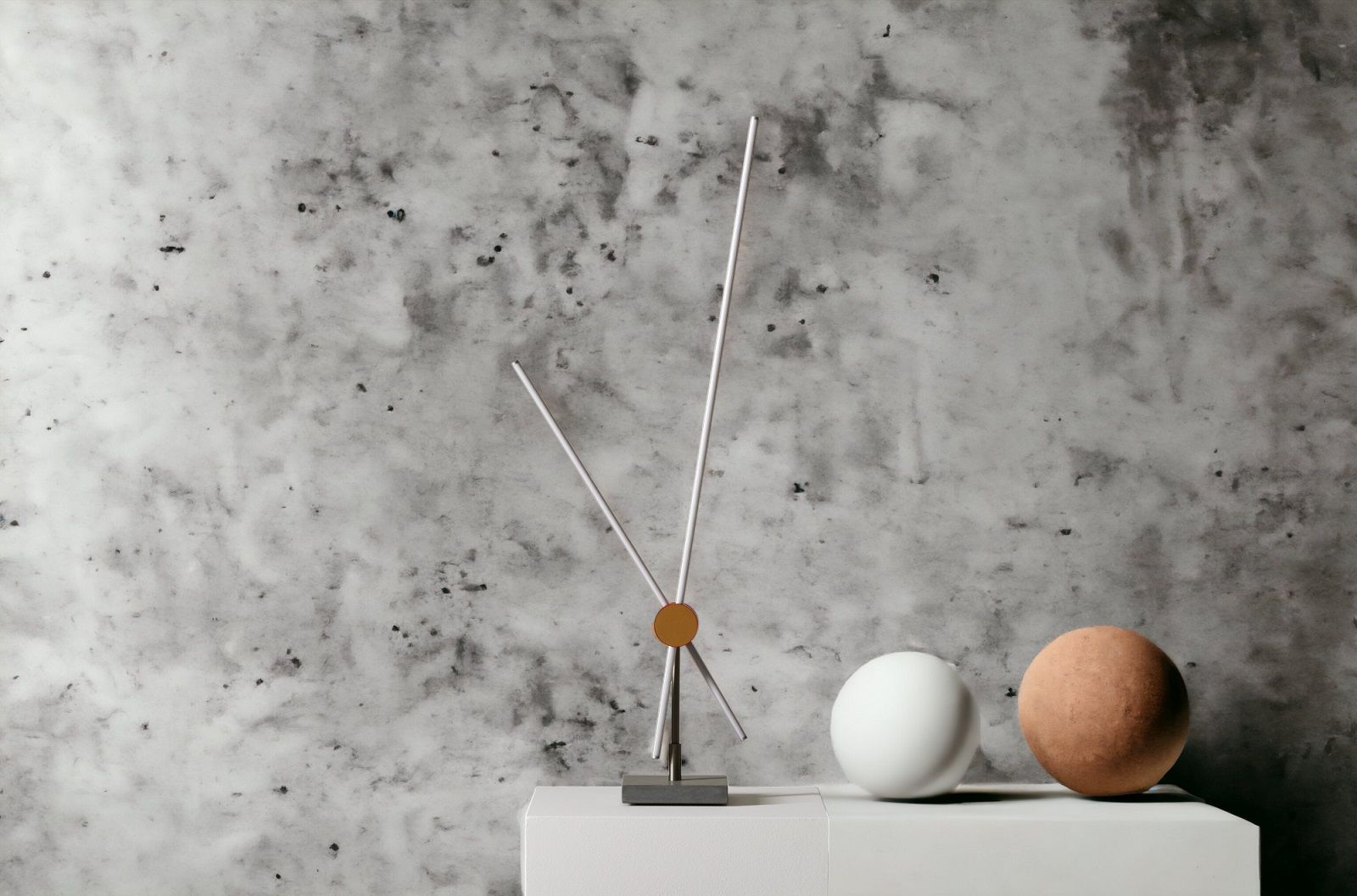 Eitie 075 Tischleuchte von Cassina: Moderne Designleuchte mit geometrischen Formen und Kugeln.