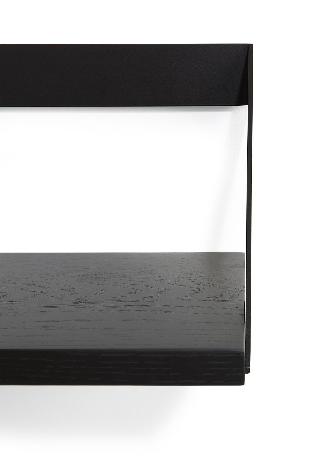 Detailaufnahme des Ethnicraft Ribbon Regals aus schwarzer Eiche, modernes Wandregal.