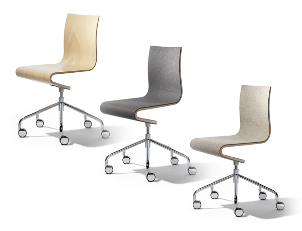 Drei Richard Lampert Seesaw Bürostühle in Holz, Grau und Beige auf Rollen.