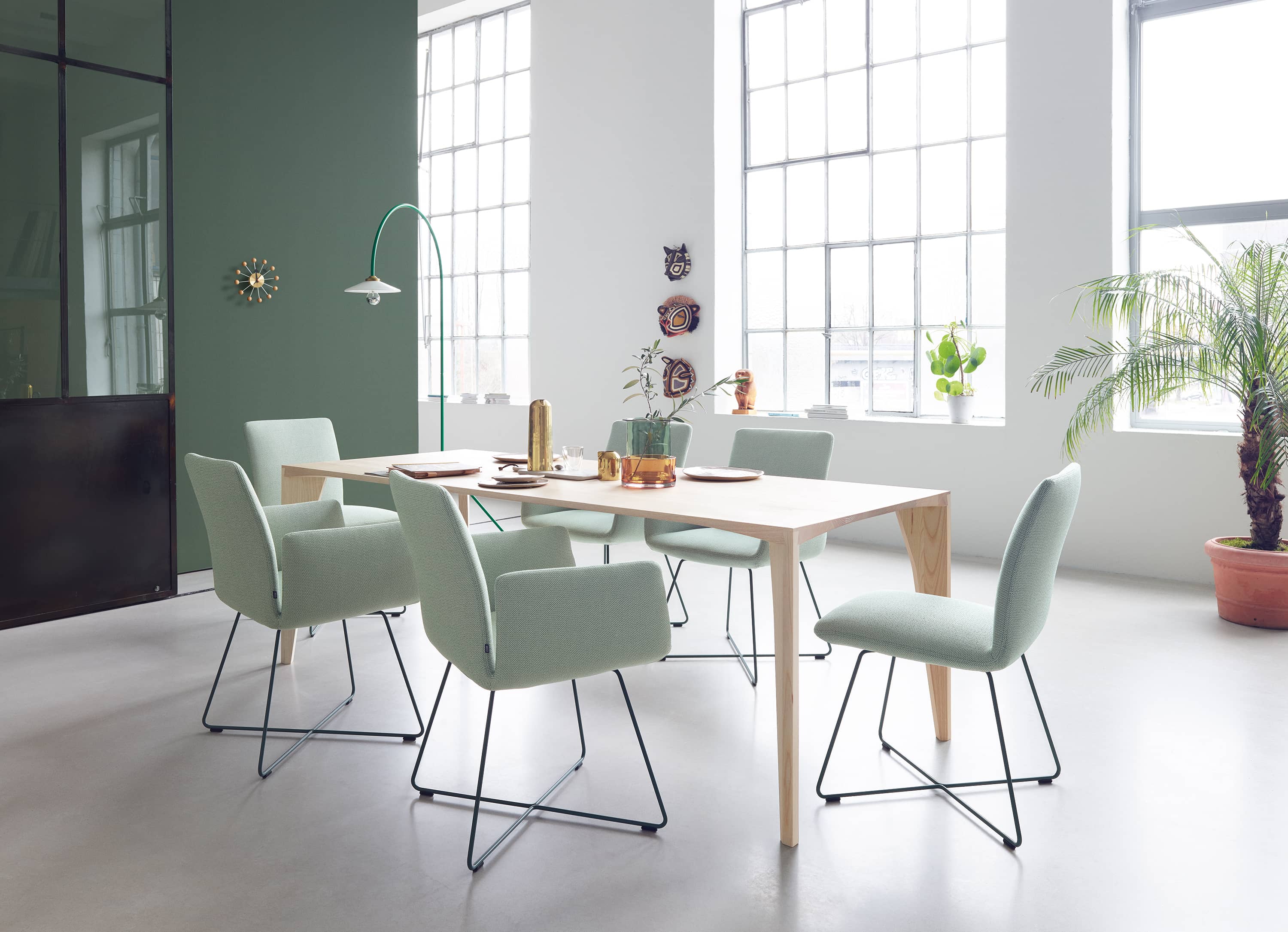 Jalis Stühle von Cor mit Drahtgestell in Grün um einen Esstisch arrangiert.