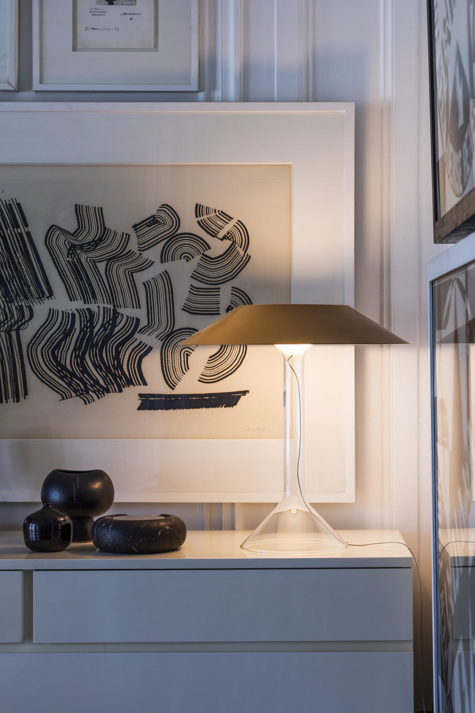 Chapeaux Tischleuchte von Foscarini, dunkelroter Lampenschirm, modernes Design, stimmungsvolle Beleuchtung auf Kommode.