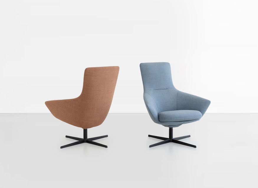 Zwei Wing Tip S281 Lounge Sessel von La Palma in Braun und Blau auf schwarzem Fuß.