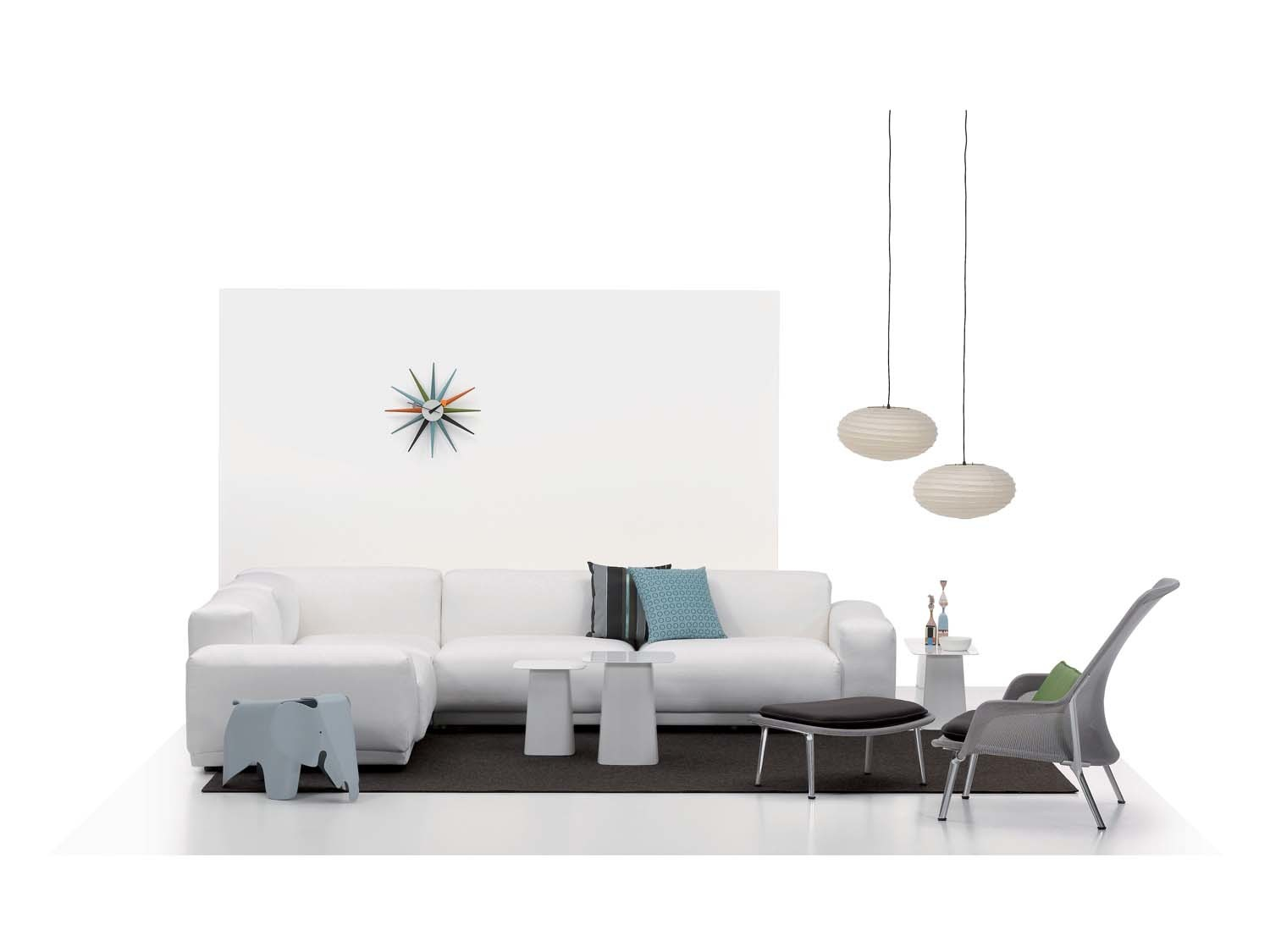 Mehrfarbige Sunburst Clock Wanduhr von Vitra im modernen Wohnzimmer-Interieur. Designklassiker für stilvolle Dekoration.