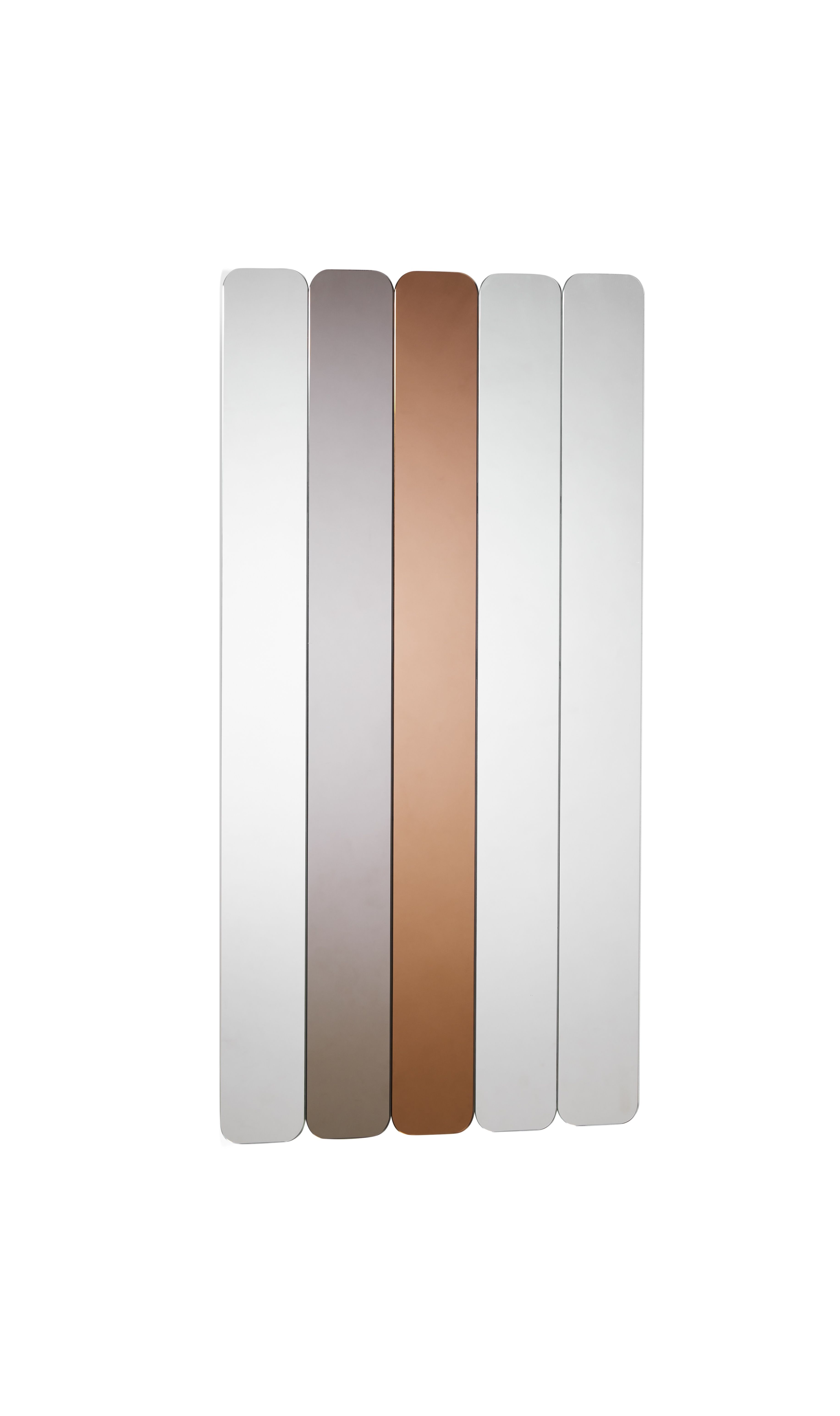 Logs 5 Spiegel von Woud: Fünf schmale, hochformatige Spiegel in Weiß, Grau und Kupfer.