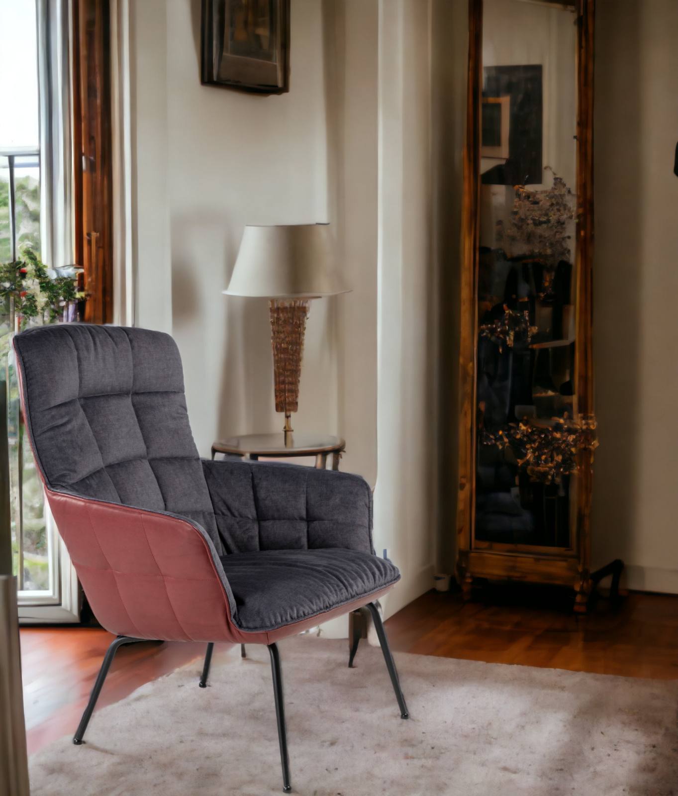 Marla Easy Chair: Grauer Sessel mit rotem Leder, bequemer Polsterung und schwarzen Metallbeinen.