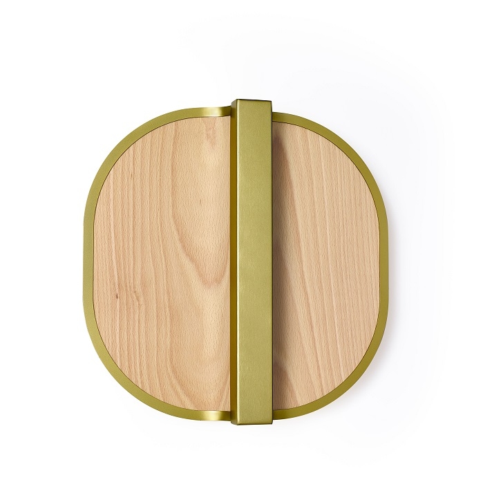Omma Lamp Wandleuchte von LZF Lamps: Ovale Wandlampe aus Buchenholz mit goldfarbenem Rahmen und Halterung.