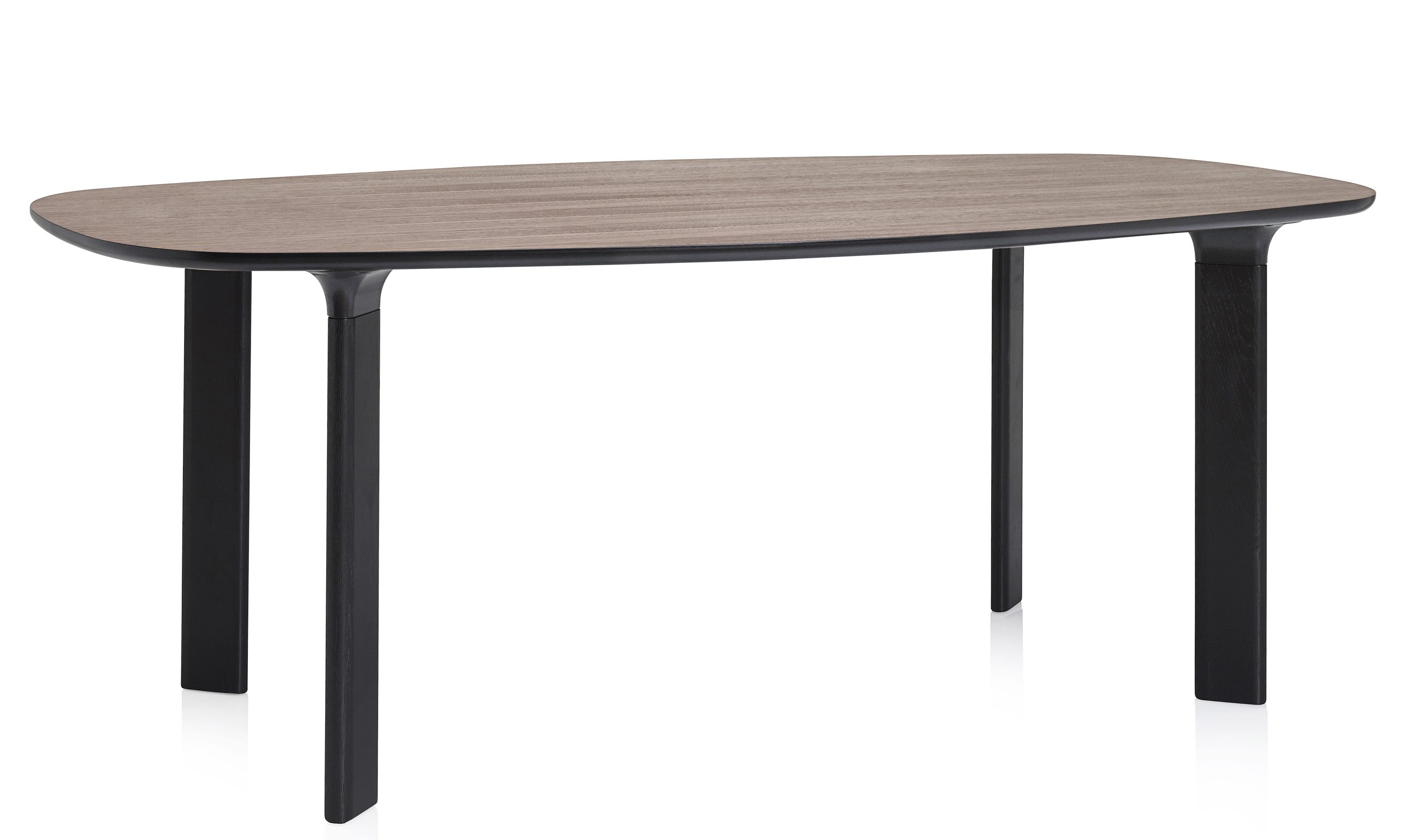 Analog Tisch von Fritz Hansen mit ovaler Tischplatte und schwarzen Beinen.