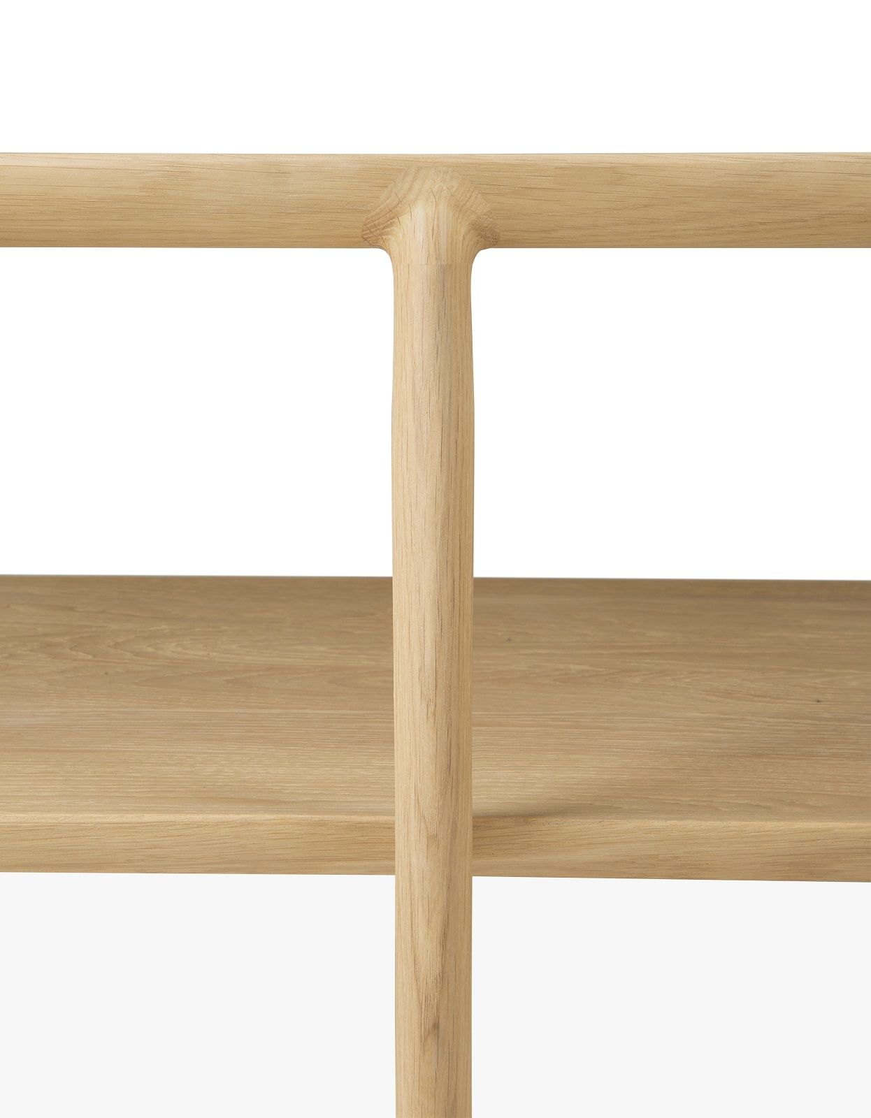 Detailaufnahme: Ethnicraft Bok Couchtisch aus Eiche mit einem Regal, helle Holzstruktur sichtbar.