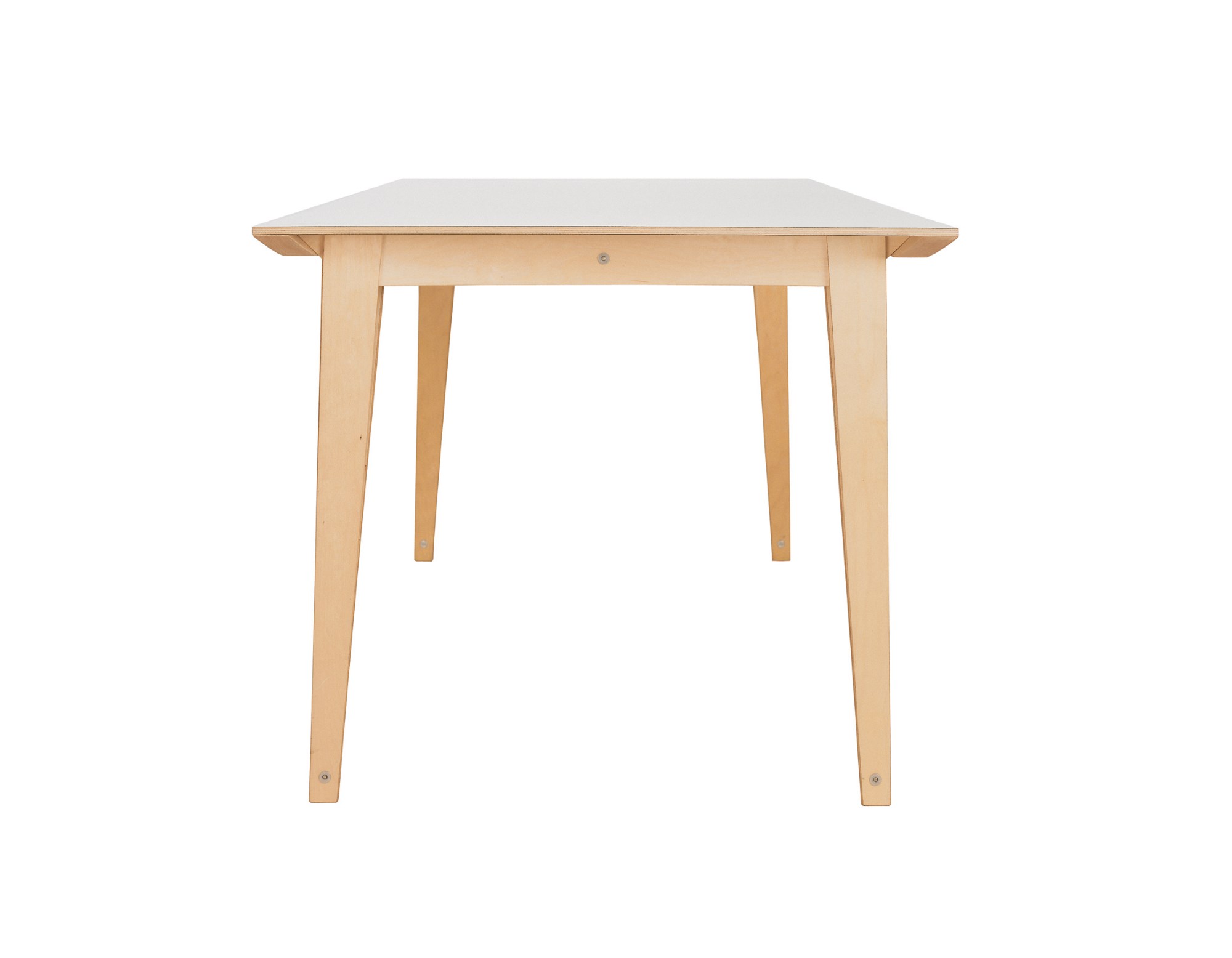 Spanoto Tisch von Nils Holger Moormann: Moderner Esstisch aus hellem Holz mit weißer Tischplatte.