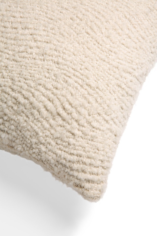 Detailaufnahme des Ethnicraft Wave Cushion Kissens 50x50 cm, elfenbeinfarben, mit gewebter Textur für Wohnzimmer und Schlafzimmer.