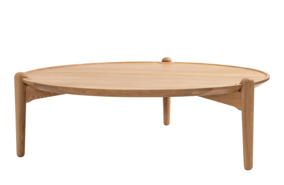 Aria Couchtisch von Design House Stockholm: Runder, heller Holztisch mit drei Beinen.