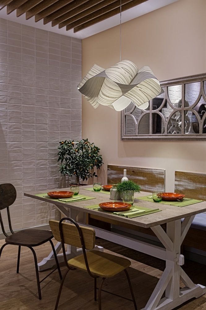 Elfenbeinweiße Swirl Pendelleuchte von LZF Lamps über Esstisch. Moderne Designerleuchte für stilvolle Innenräume.