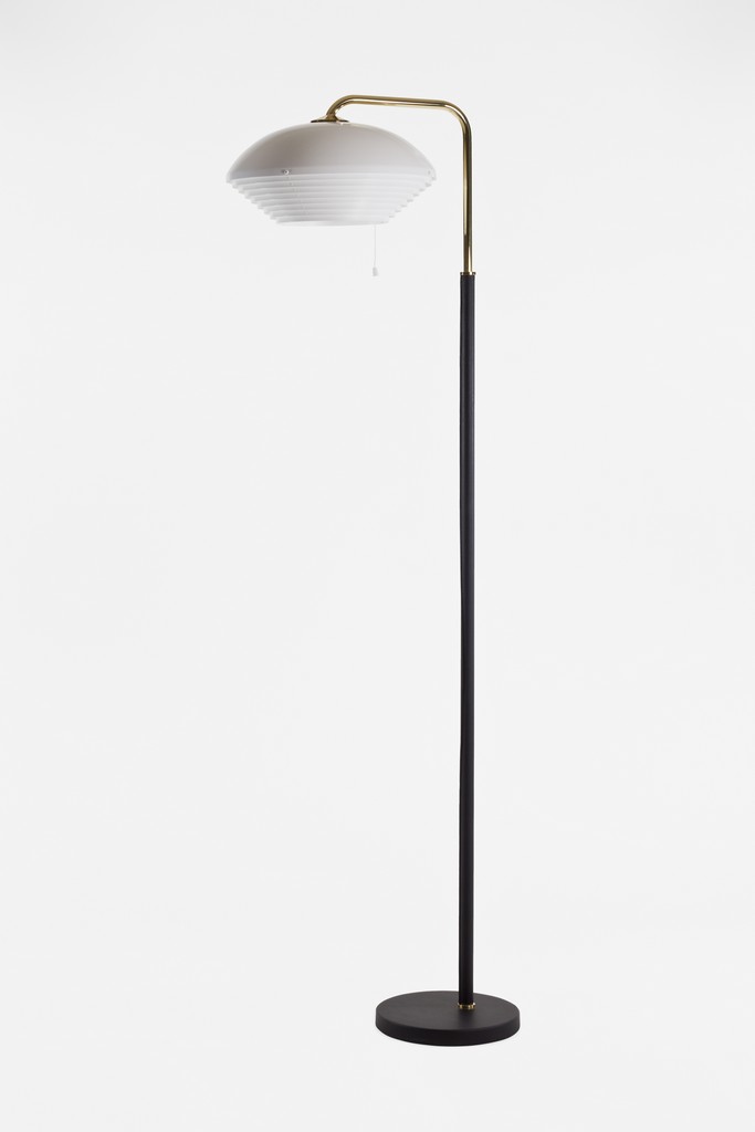 A811 Stehleuchte von Artek: Elegante Stehlampe mit schwarzem Fuß und weißem Schirm.