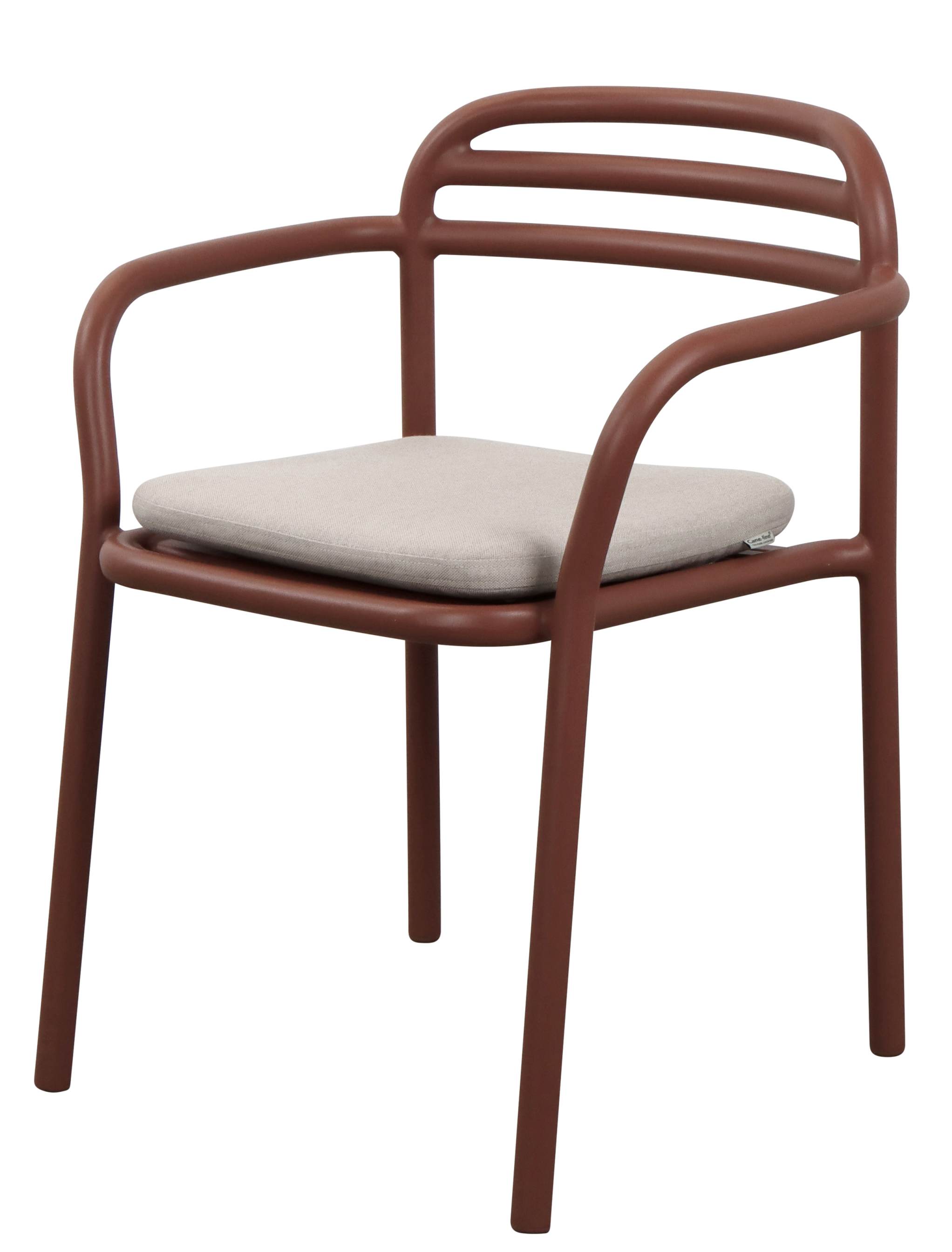 Brauner Bliss Stuhl von Cane-Line Outdoor mit beigem Sitzkissen für bequemes Sitzen.