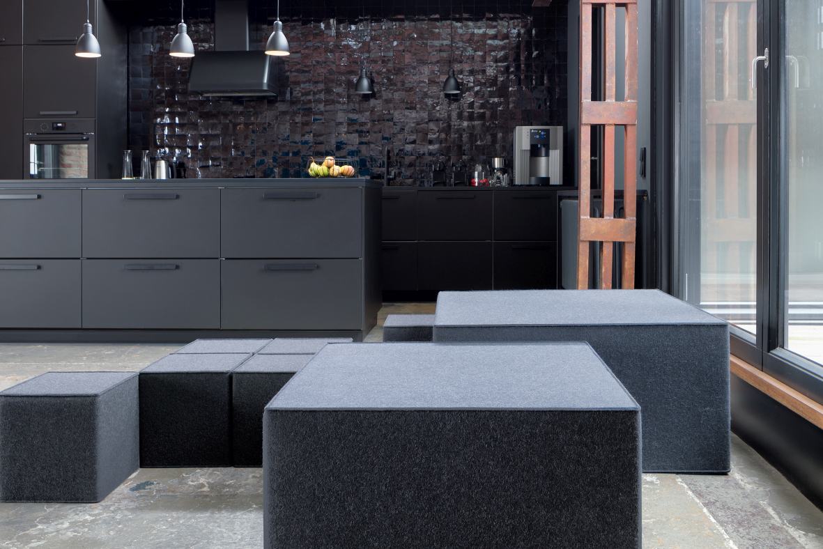 Big Quart Sitzmöbel von Hey Sign: Graue Filz-Hocker in moderner Küche als flexible Sitzgelegenheit.