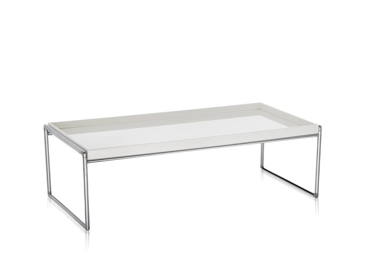 Moderner Trays Beistelltisch mit weißer Ablage und filigranem, glänzendem Metallgestell auf weißem Hintergrund.