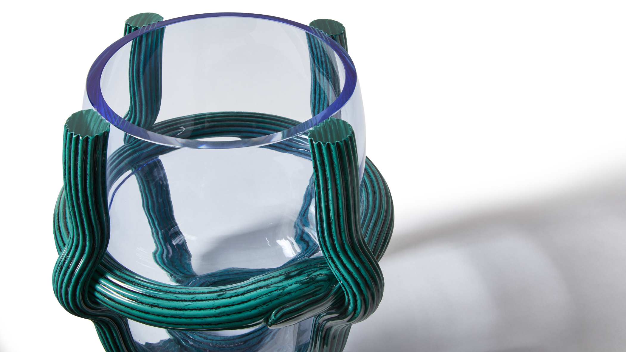 Sestiere Vase von Cassina, H 26 cm: Moderne Glasvase mit grünem, dekorativem Gestell.