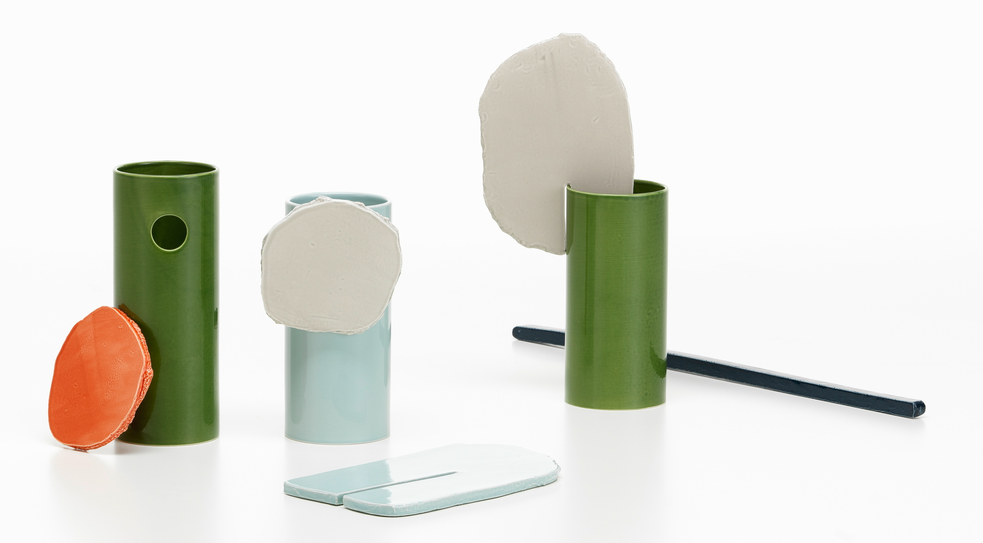 Vitra Découpage Vasen-Set Feuille: Moderne Keramikvasen in Grün, Blau und Orange auf weißem Hintergrund.