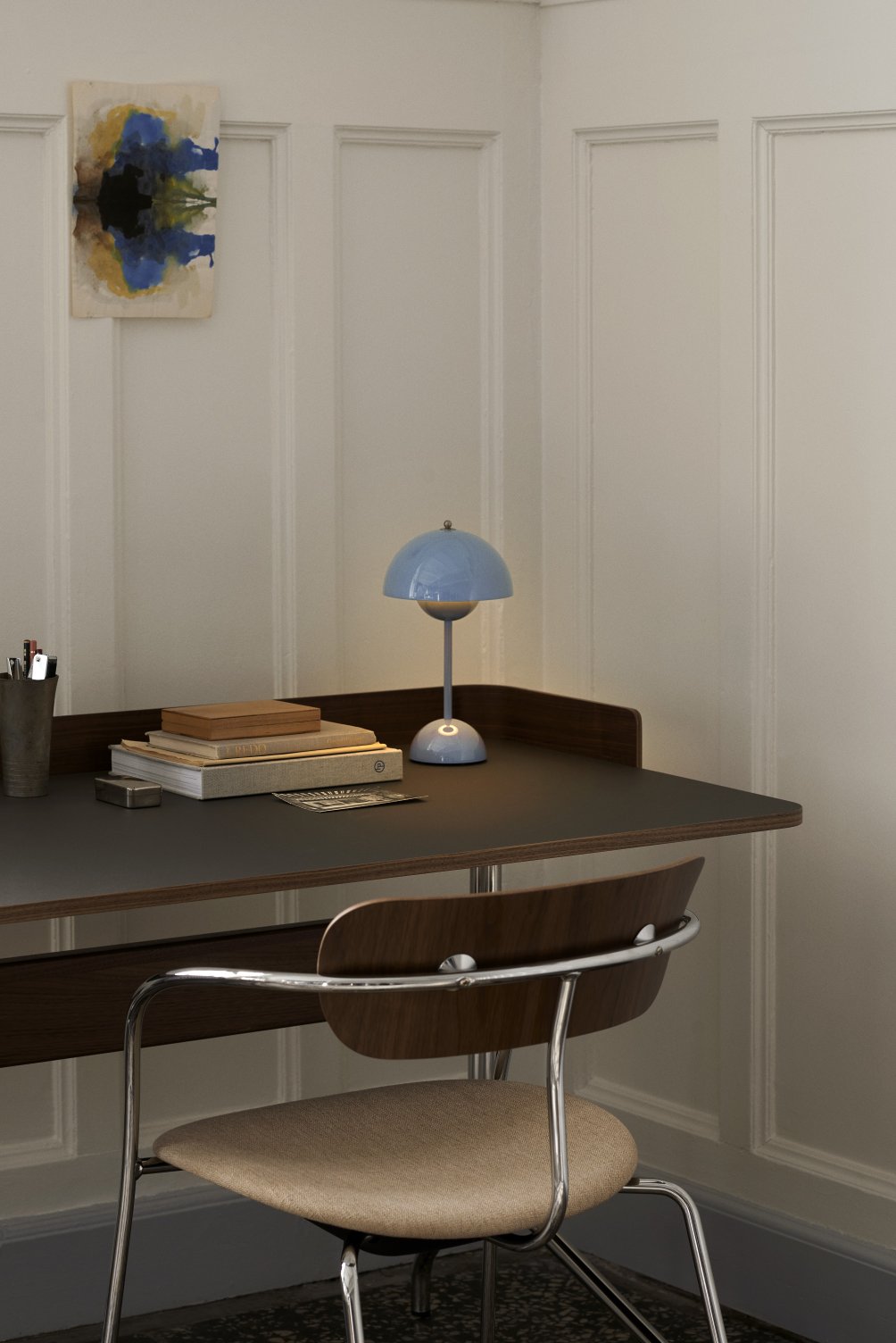 AndTradition Pavilion Schreibtisch mit Stuhl und Lampe. Moderner Sekretär für Büro und Arbeitszimmer.