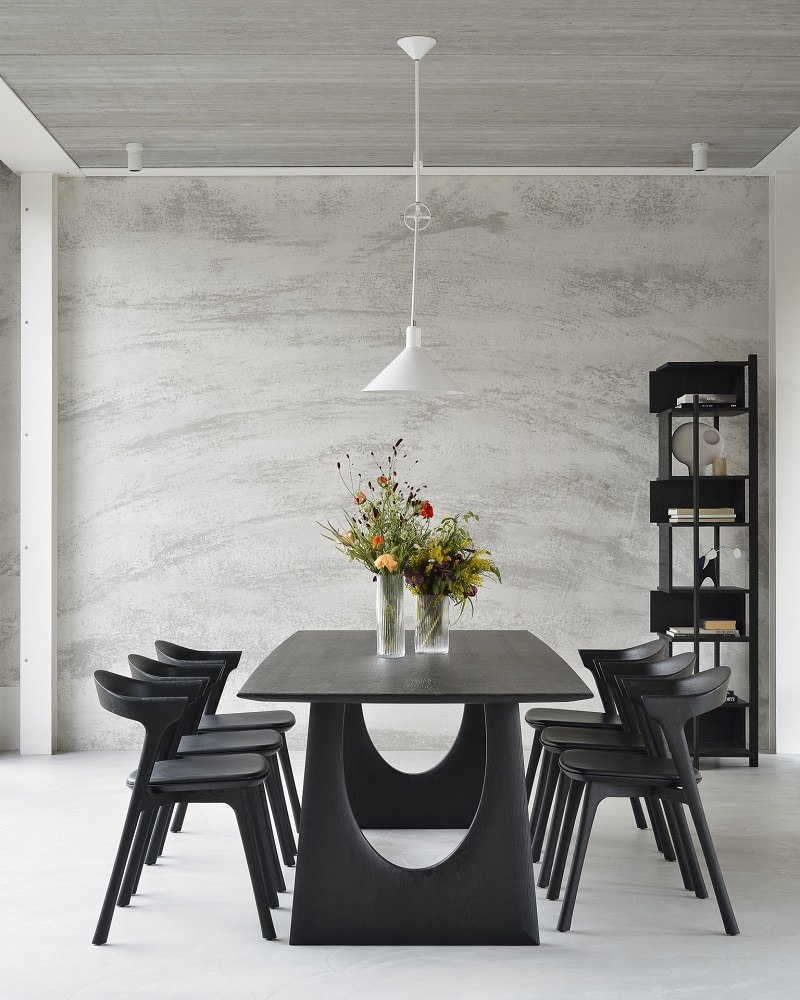 Schwarzer Ethnicraft Esstisch "Geometric Dining Table" aus Eiche mit sechs Stühlen in modernem Esszimmer.