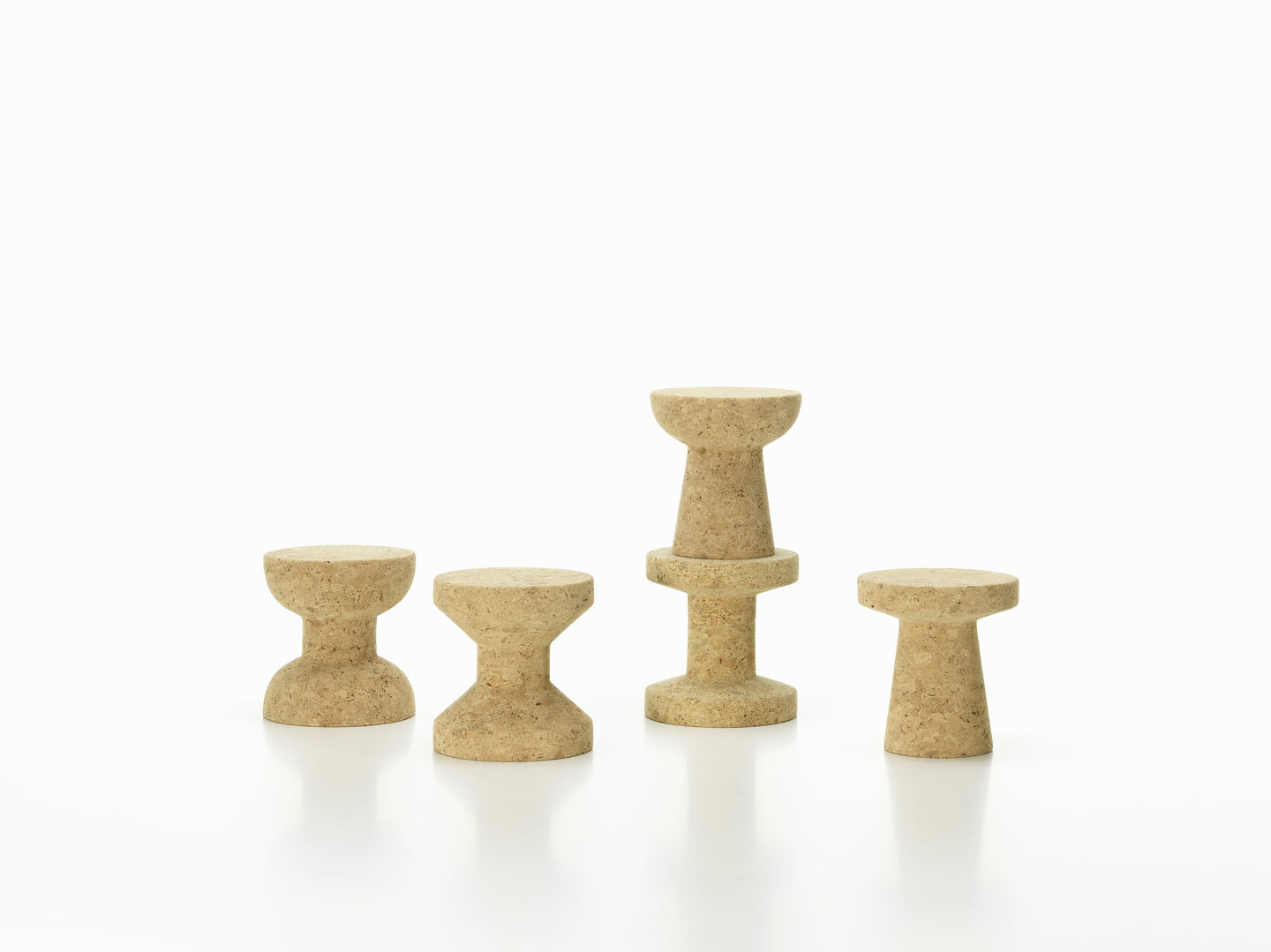 Vitra Cork Family Hocker Modell D: Vier Hocker aus Kork in verschiedenen Formen.