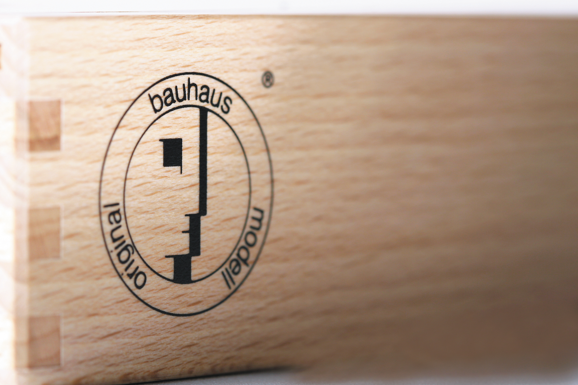 Detailaufnahme der Holzverpackung für Bauhaus Schachfiguren mit Logo "Bauhaus Original Modell".