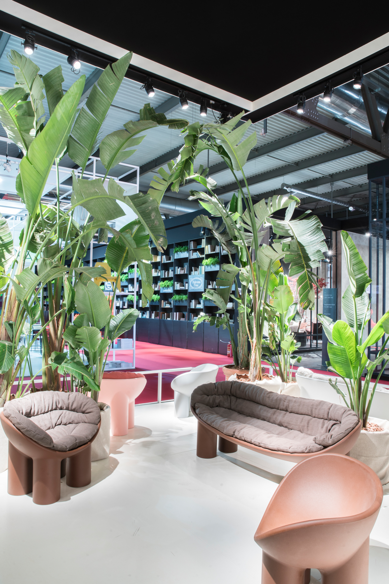 Roly Poly Bank Driade Red brick, Design Gartenbank und Sessel in modernem Ausstellungsraum.