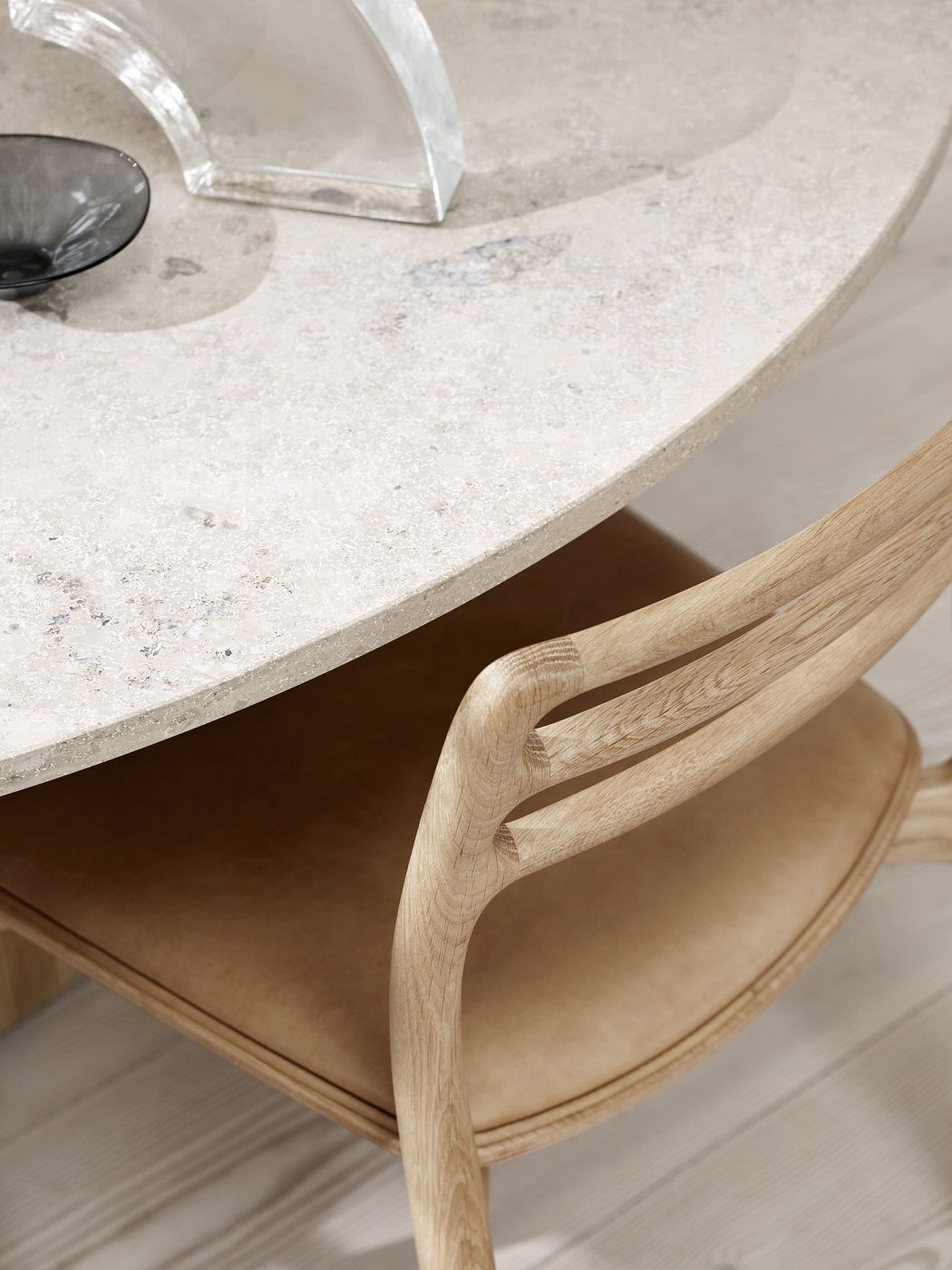 Detailaufnahme: Vipp Cabin Tisch rund, helle Eiche, mit Stuhl und dekorativen Objekten.