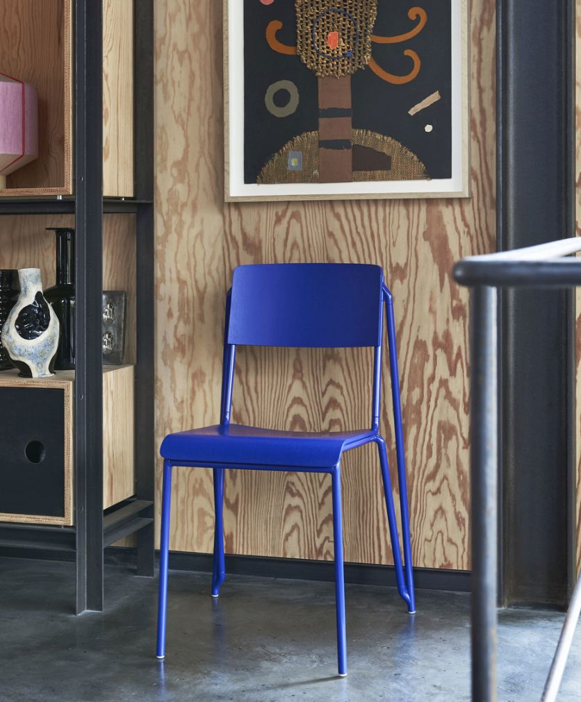 Blauer Petit Standard Stuhl von Hay, moderner Designstuhl mit Stahlgestell und Sitzfläche.