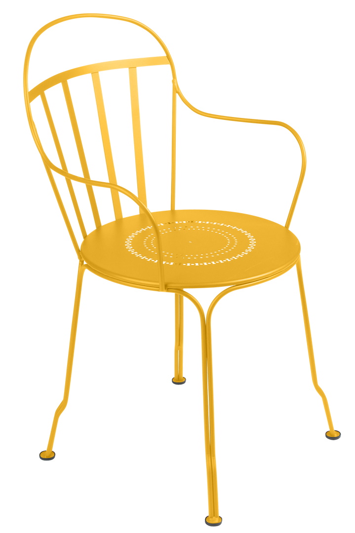 Gelber Louvre Stuhl von Fermob für den Außenbereich, aus Metall mit Armlehnen und Lochmuster.
