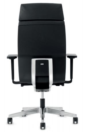 Rückansicht: Schwarzer YOSTER Chefsessel von Interstuhl mit verstellbarer Rückenlehne und silbernem Fußkreuz.