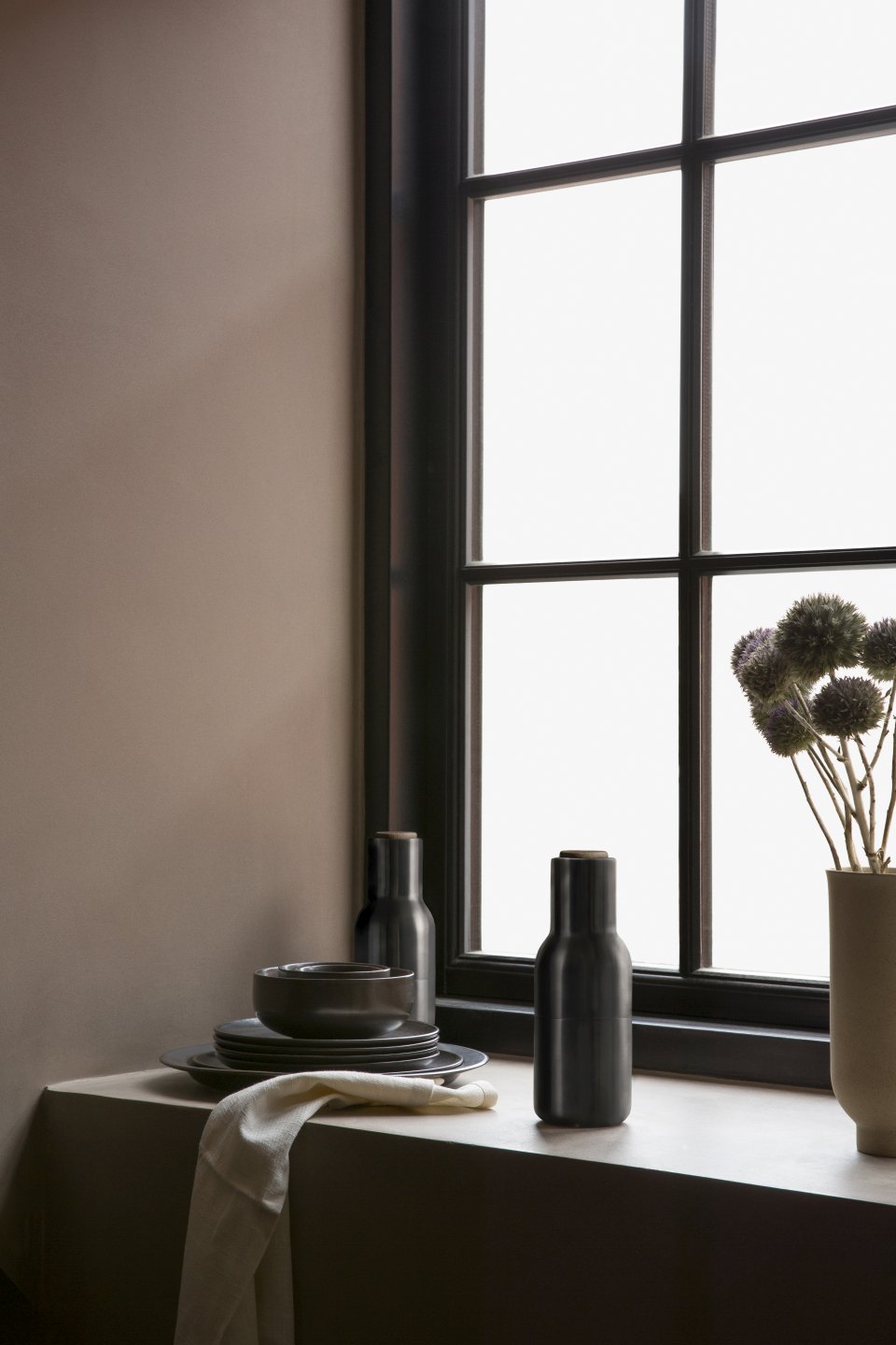 Audo Bottle Grinders in Walnuss und bronziertem Messing, Salz- und Pfeffermühle, Einzelstück.