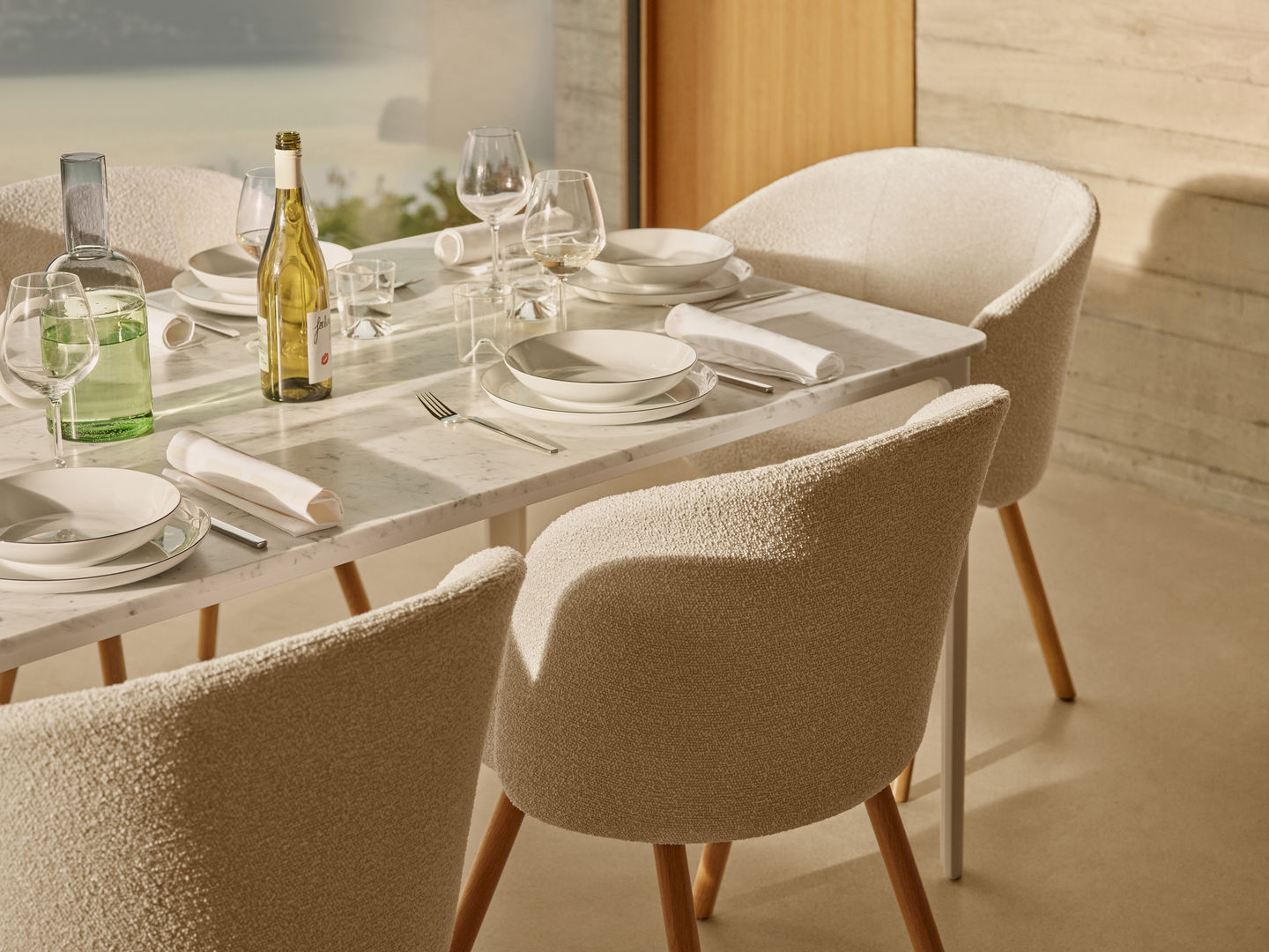 Esstisch mit Mikado Armlehnstühlen von Vitra, gepolstert in Beige, mit Holzelementen.