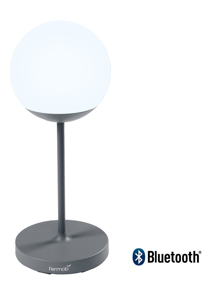 Graue Mooon Tischleuchte von Fermob mit runder, leuchtender Kugel und Bluetooth-Funktion.