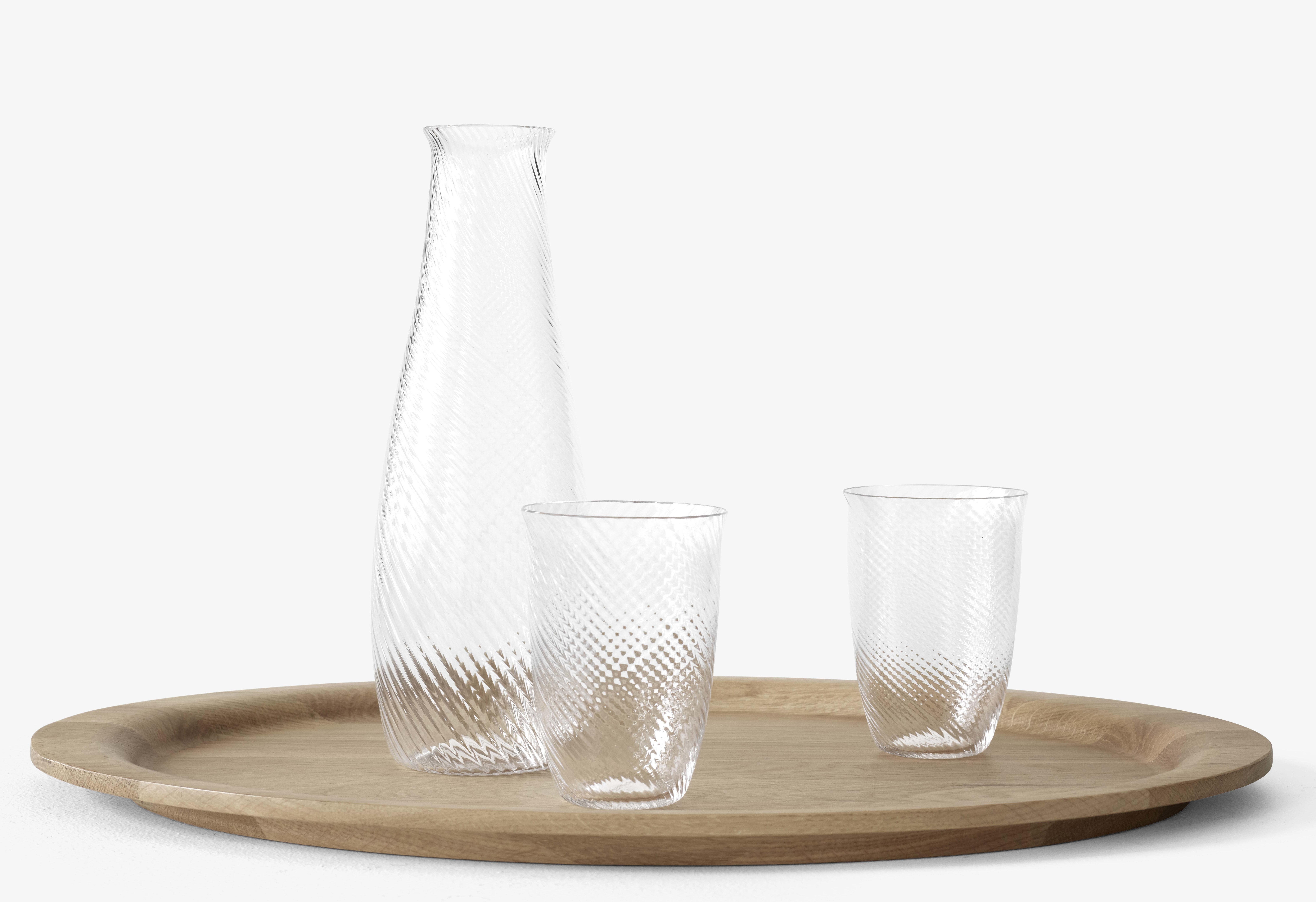 AndTradition Karaffe SC62-SC63 aus Glas mit zwei passenden Gläsern auf einem Holztablett.