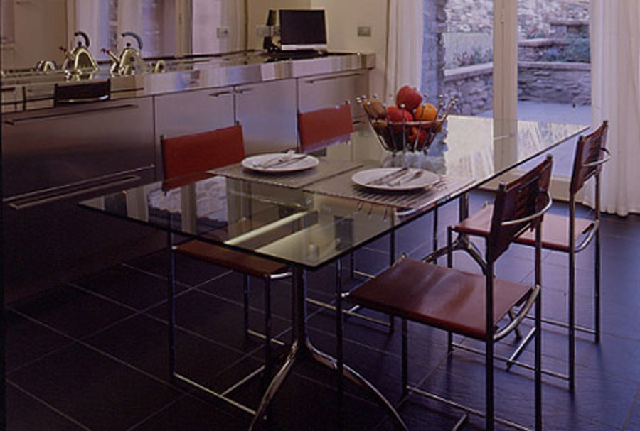 Spaghetti Chair Stühle von Alias mit Lederbezug an einem Esstisch mit Glasplatte.