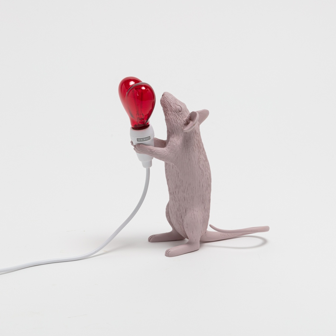 Seletti Mouse Lamp: Stehende Maus hält rote Glühbirne, moderne Tischleuchte für Nachttisch.