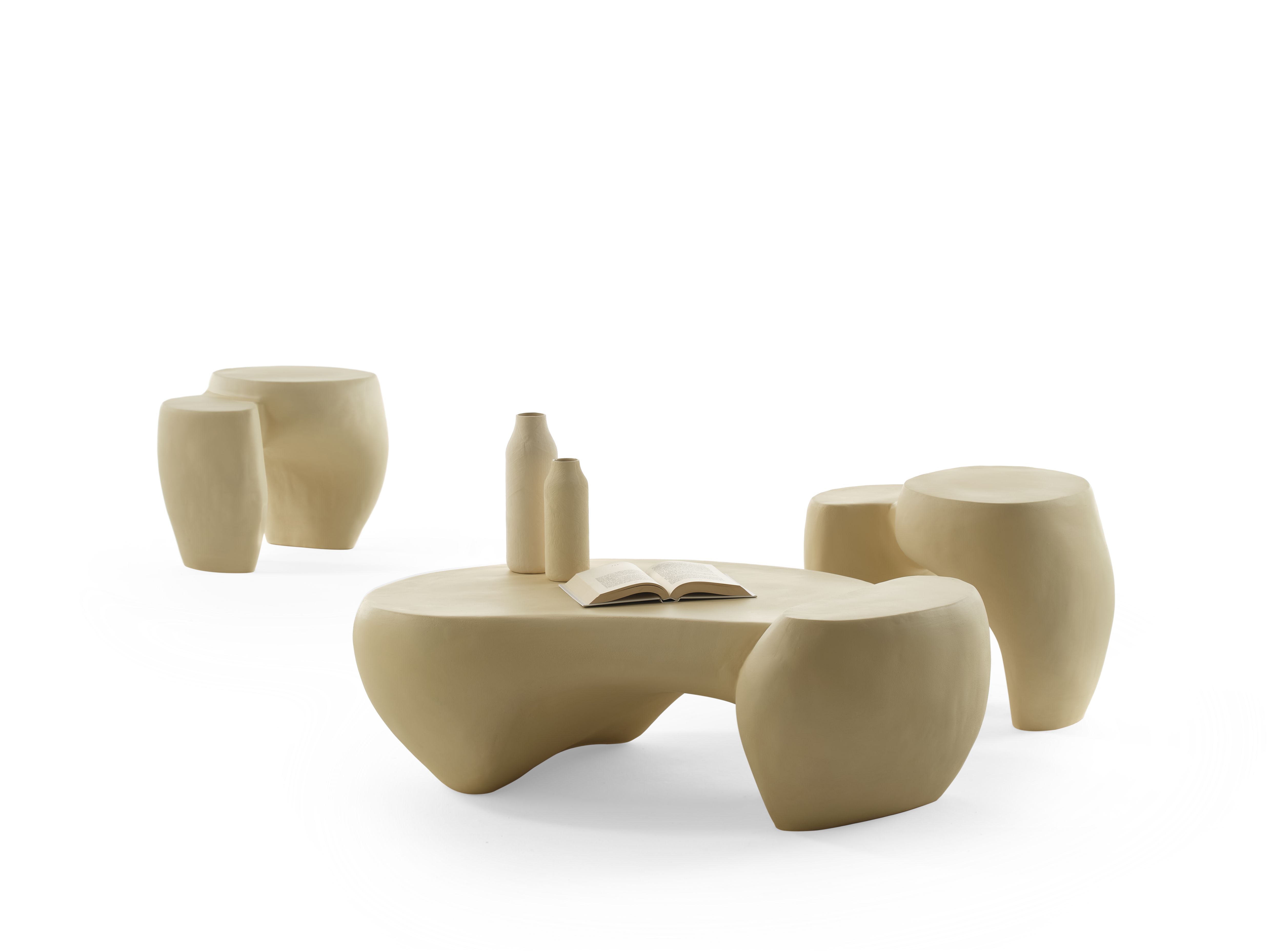 Elfenbeinfarbener Dune Couchtisch von Mogg mit organischen Formen und passenden Hockern.