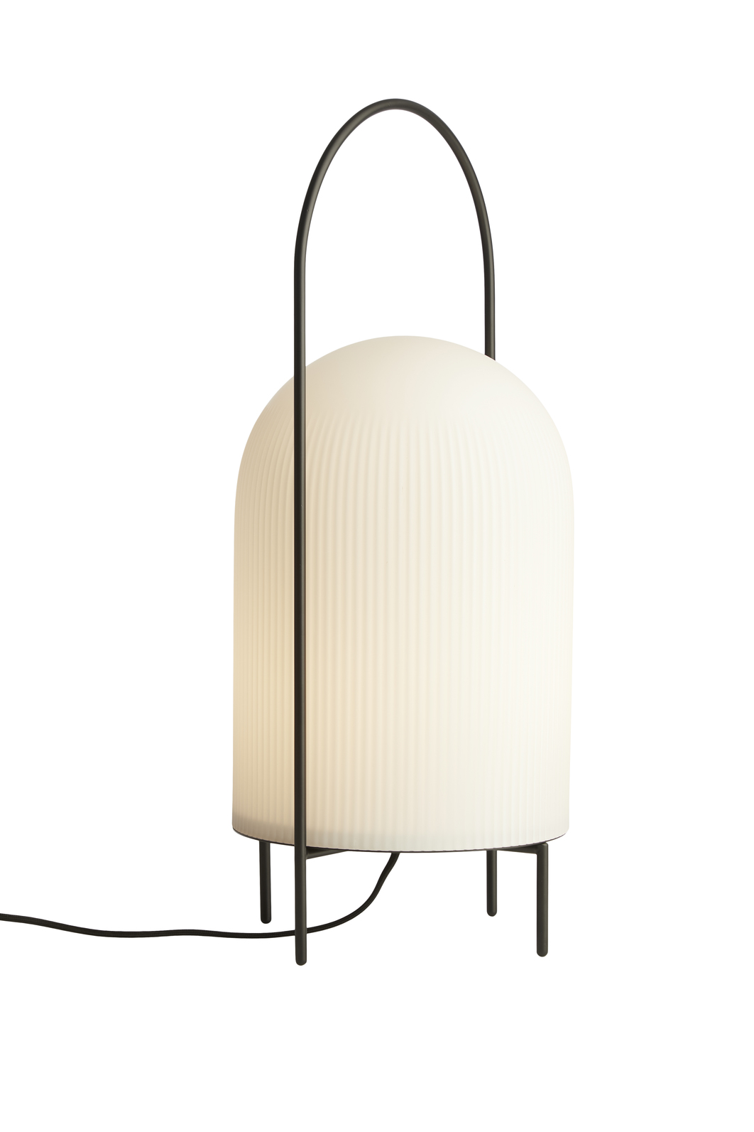 GHOST Stehleuchte von Woud: Moderne Stehlampe mit geripptem Lampenschirm und schwarzem Metallgestell.