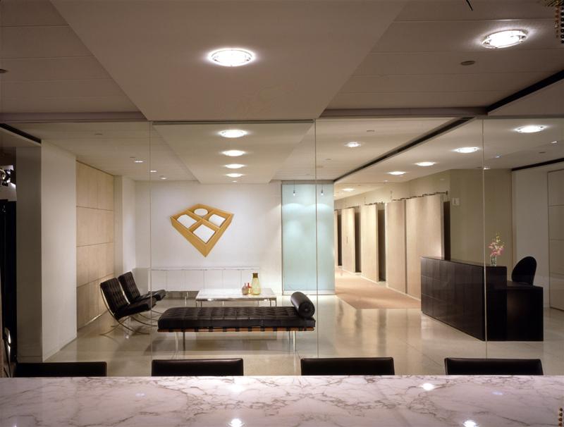 Innenaufnahme mit schwarzer Barcelona Liege von Knoll International im modernen Büro.