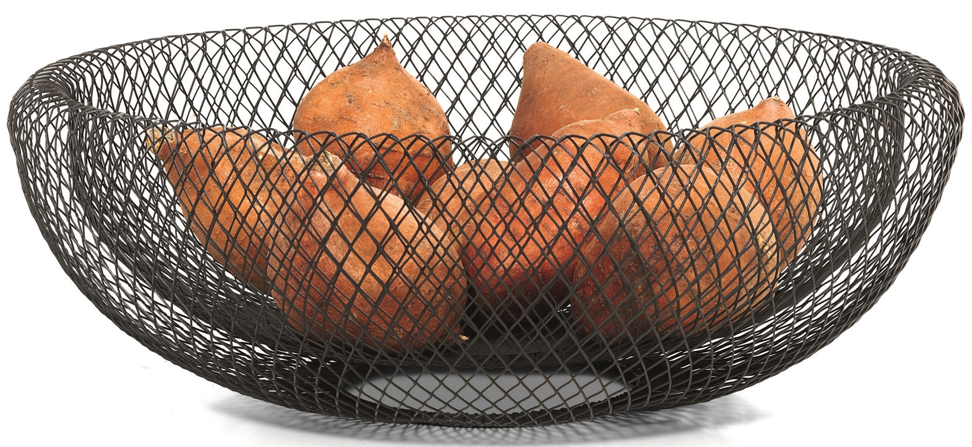 Philippi Mesh Schale XL, eine schwarze Drahtschale gefüllt mit Süßkartoffeln, moderne Obstschale.