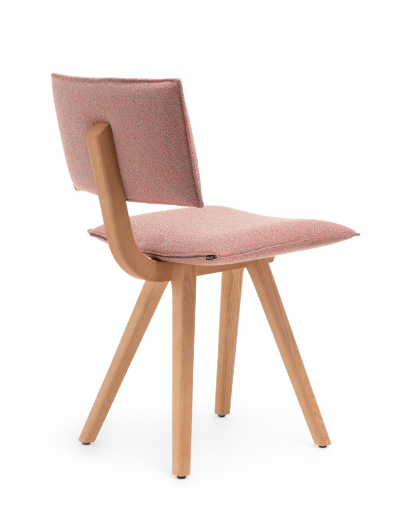 Trave Stuhl von Magis mit rosa Polsterung und hellem Holzgestell, Ansicht von hinten.