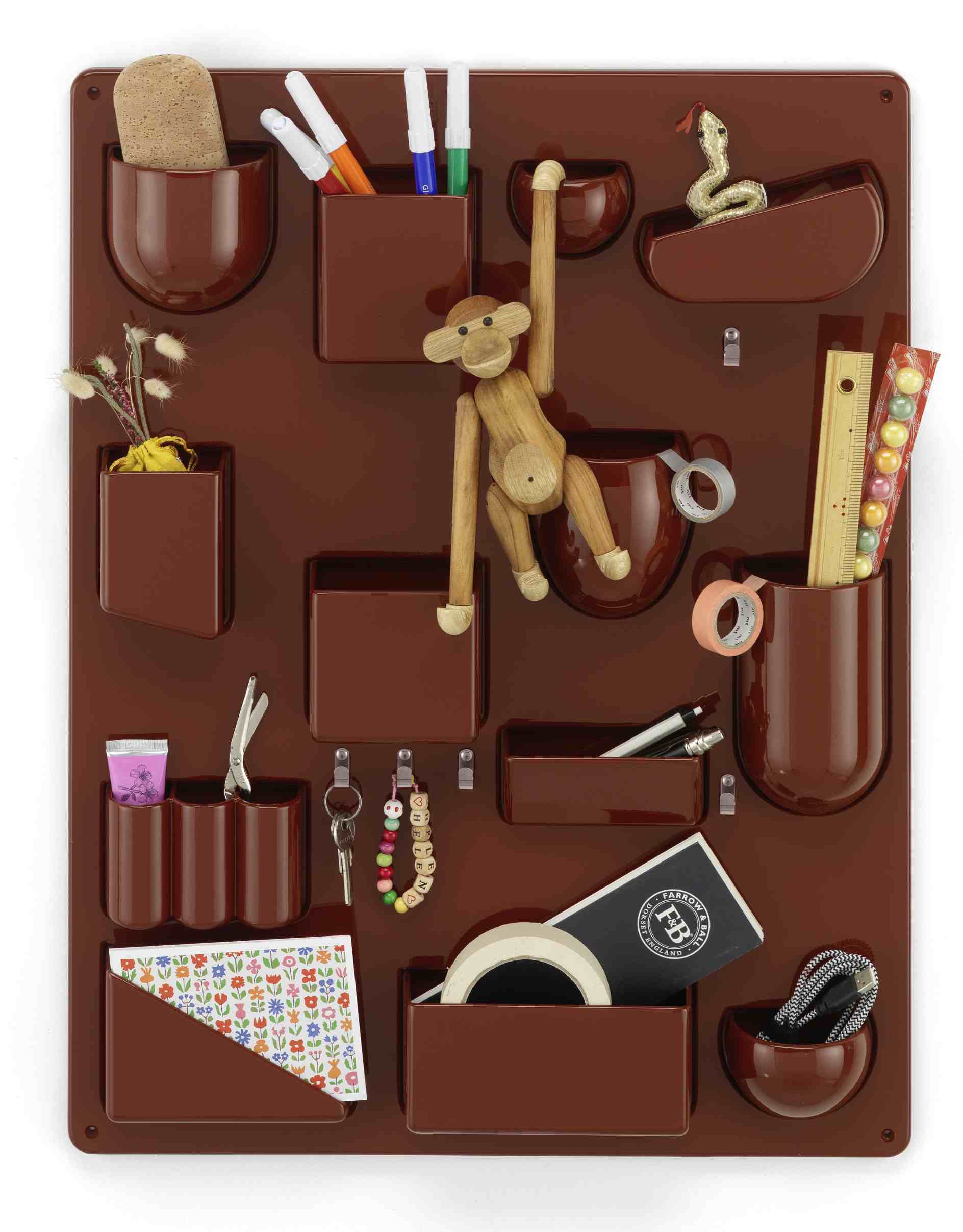 Braunes Uten.Silo Wand-Ordnungssystem von Vitra mit Fächern, gefüllt mit Büroartikeln, Spielzeug und Dekoration, für eine organisierte Wandgestaltung.