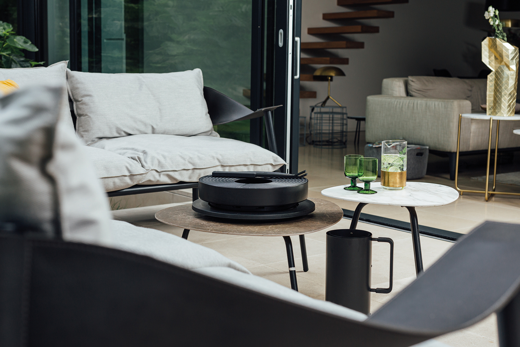 Tabl´O Tischgrill von Ofyr, ein kompakter Holzkohlegrill für den Tisch im modernen Design.