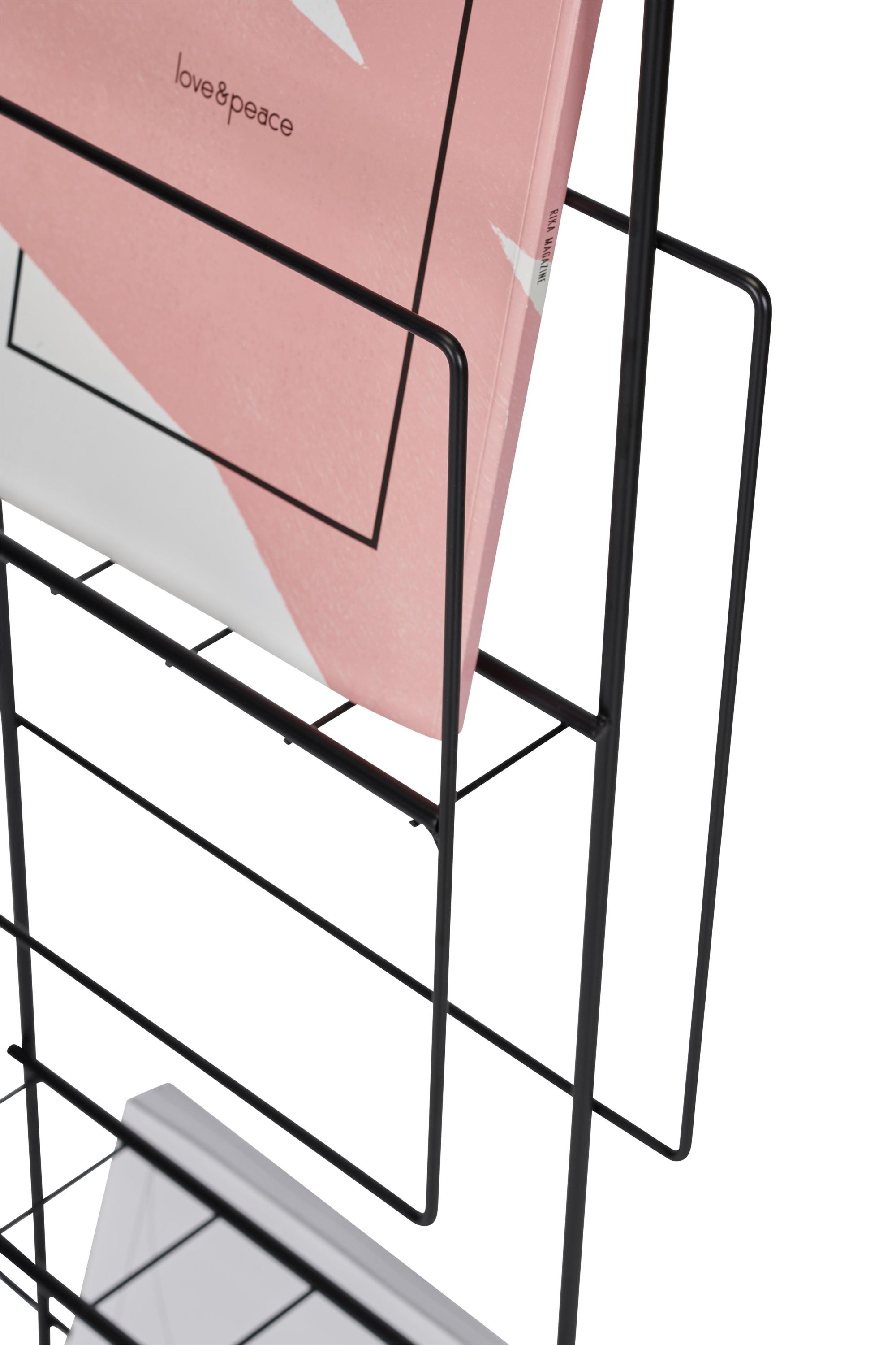 Detailaufnahme: Schwarzer Schönbuch Revue Zeitungsständer mit Magazinen und Prospekten. Modernes Design für Wohnzimmer und Büro.