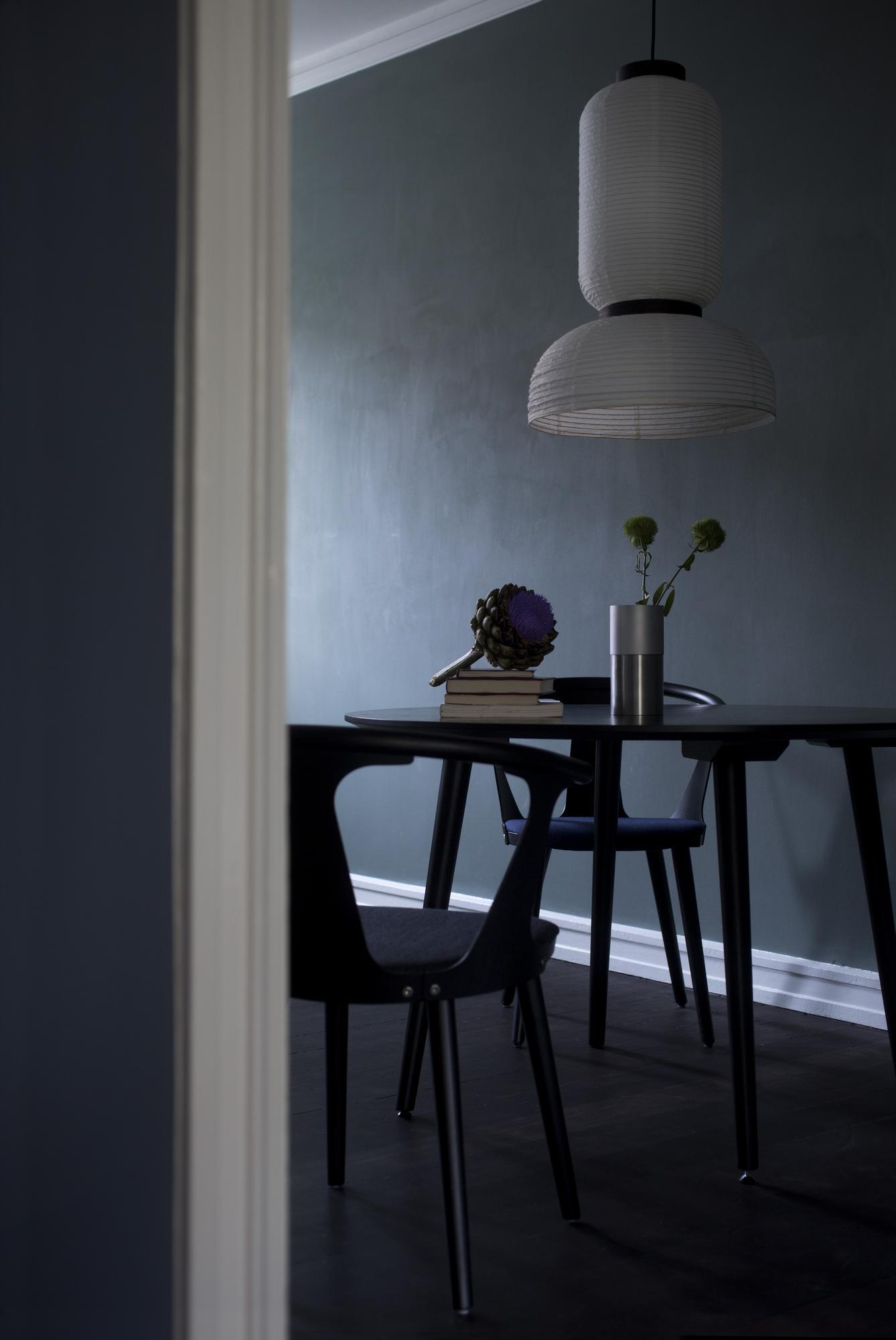 Formakami JH3 Hängeleuchte über Esstisch mit Stühlen, Vase und Artischocke. Japanische Papierlampe.