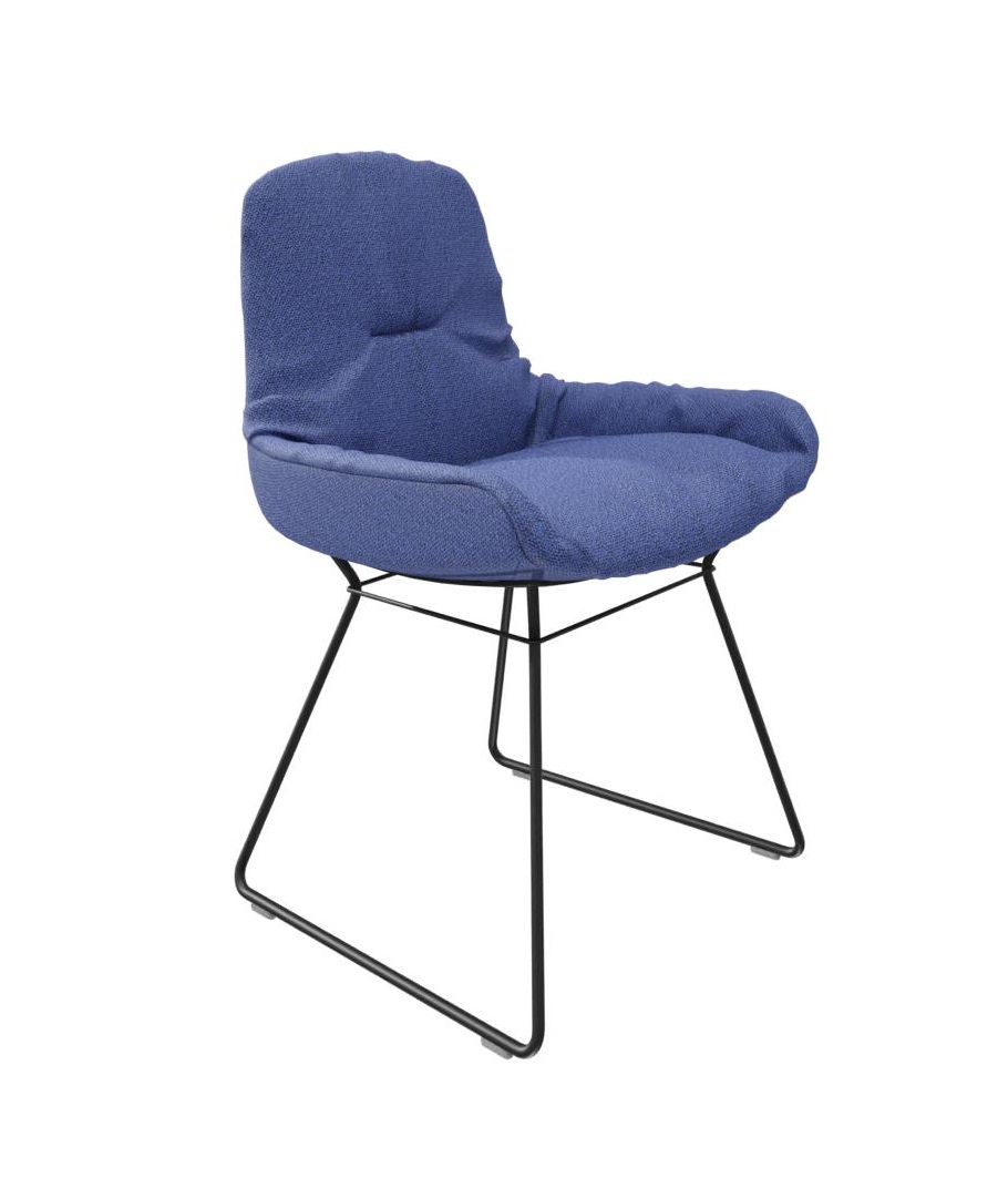 Leya Stuhl mit niedriger Armlehne, Safire Stoff, Freifrau Manufaktur, blauer Sessel mit schwarzem Gestell.