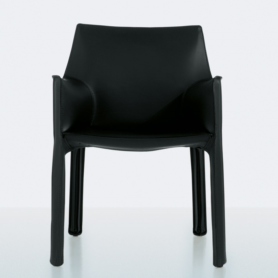 Schwarzer 413 Cab Armchair von Cassina, ein moderner Ledersessel mit Armlehnen für Wohnzimmer und Büro.