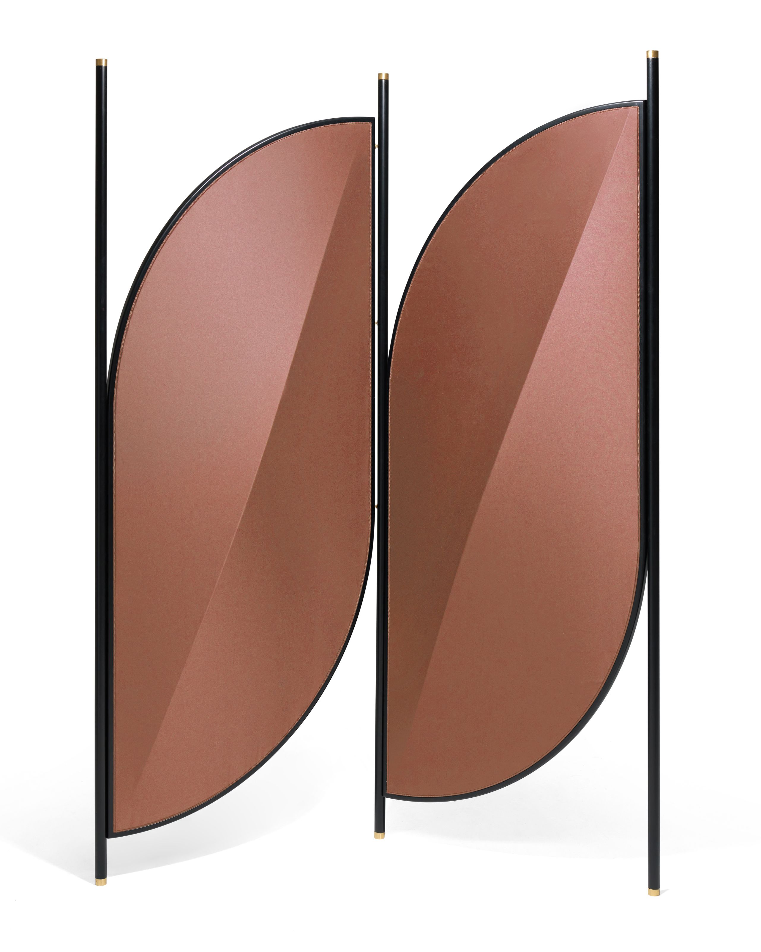 Feng Paravent von Wiener GTV Design mit zwei braunen, halbkreisförmigen Elementen und schwarzem Rahmen.